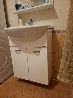 Koupelnová skříňka a zrcadlo - 3