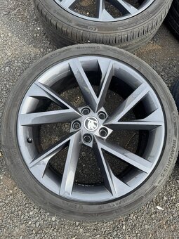 Alu Škoda Superb III/IV Vega 235/40/19 letní 6+ mm - 3