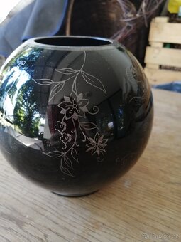 Černá kulatá váza - 3