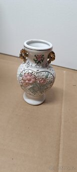 malá porcelánová vázička s prořezávaným dekorem - 3