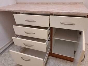 Malá kuchyňská linka ve výborném stavu - 3