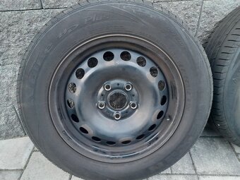 Prodám plechové kola rozteč 5x112 s letními pneu. - 3