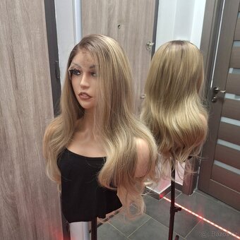 Dlouhá vlnitá blond paruka s krajkou vpředu 106513 - 3