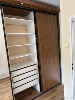 šatní skříň s posuvnými dveřmi, zrcadlem a osvětlením - 3