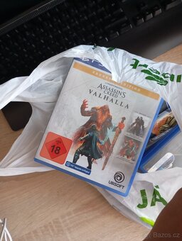 Prodám PS4 se dvěma ovládači a hry,kamera - 3