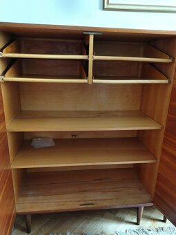 Dřevěná skříňka a sekretář - 3