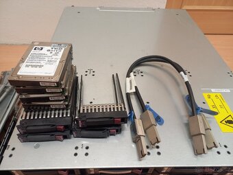 HP diskové pole, PC, páskovky LTO2 a LTO3, disky, z420 - 3