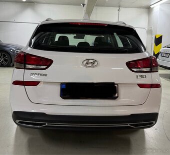 Prodám Hyundai i30 1.6 CRDi, automat, r.v. 2021, bílé barvy - 3