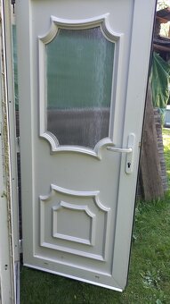 Plastové vchodové dveře bílé částečně prosklené - 3