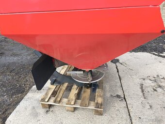 Rozmetadlo hnojiva 1000 l nezávislé hydraulické otevírání - 3