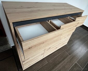 Komoda, masivní, barva dub 120/103/48 cm - 3