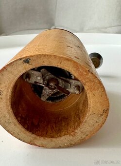 Starý dřevěný mlýnek na koření - 3