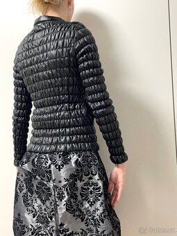 Černá řasená jarní / letní bunda zn. Guess - 3
