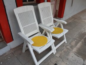 2 plastová bílá křesla - 3