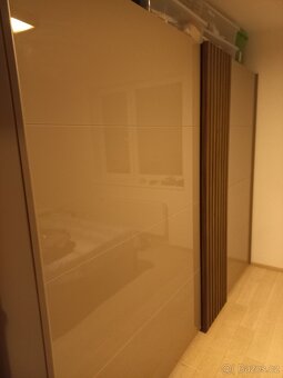 Skříň s posuvnými dveřmi - 3