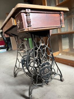 Starý šlapací šicí stroj – dekorativní litinový podstavec, k - 3