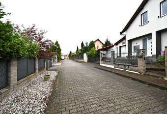 Prodej luxusního domu 6+1, garáž, Hoštice u Vodochod - 3