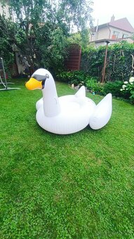 Velká NAFUKOVACÍ LABUŤ 115x180x190cm. VxŠxD. Používaná necel - 3