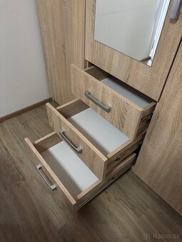 Šatní skříň - 3