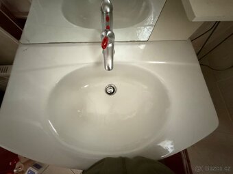 Koupelnová skříň se zrcadlem a umyvadlem - 3