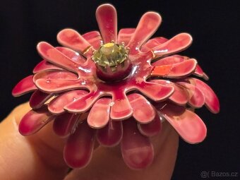 Stará kovová brož s bílým broušeným kamínkem - 3