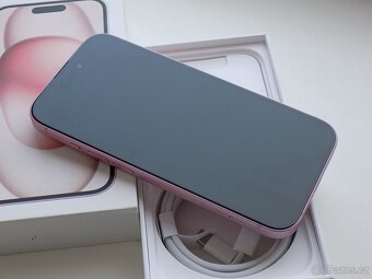 APPLE iPhone 15 128GB Pink - ZÁRUKA 12 MĚSÍCŮ - JAKO NOVÝ - 3