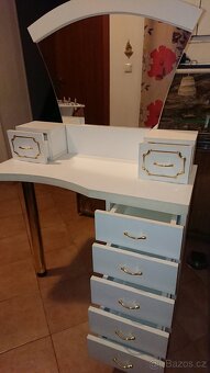 Kosmetický stolek - 3