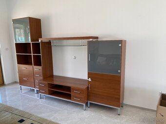 Moderní obývací stěna – ořech/kov/sklo - 3