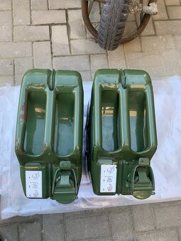 2x PLECHOVÝ KANYSTR - 3
