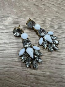 Bílé náušnice se stříbrnými kamínky - 3