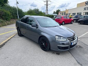 Volkswagen Jetta 2.0 FSI Sportline - 3