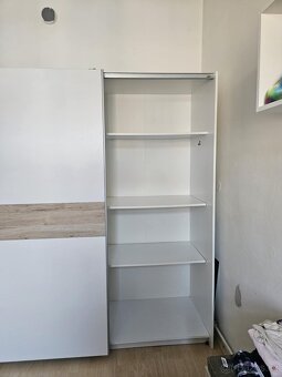 Šatní skříň s posuvnými dveřmi - 3