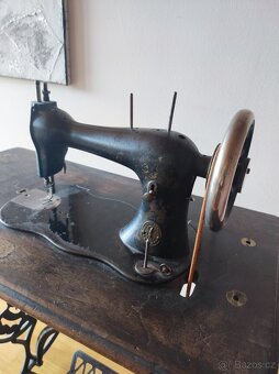 Starý šicí stroj - 3