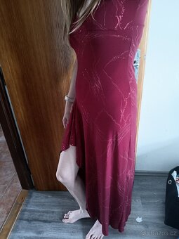 Dlouhé vínové šaty - 3