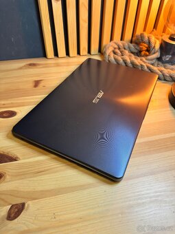 Asus VivoBook 17 - 3