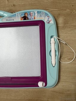 Magnetická kreslící tabulka Frozen Clementoni. - 3