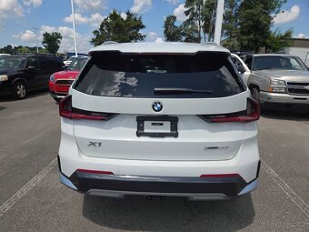 BMW X1 xDrive28i 2025 – jen 26 km, TOP výbava, AWD - 3