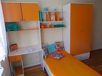 Postel XXXLutz s psacím stolem a skříní - 3