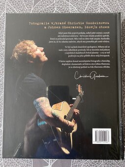 Nová kniha Ed Sheeran před objektivem v originální fólii - 3