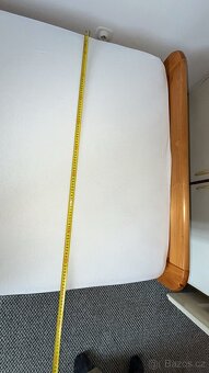 Postel z masivu, roštem a matrací - 3