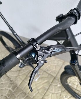 Horské kolo YT IZZO Uncaged 4 Blaze Carbon 2021 29″ - 3