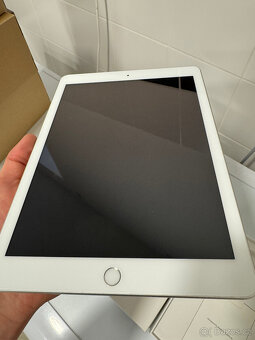 Apple iPad 6th generation A1893 White 32gb - 3