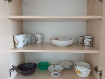 Nádobí z bytu - hrnce, talíře, hrnky, sklenice - 3
