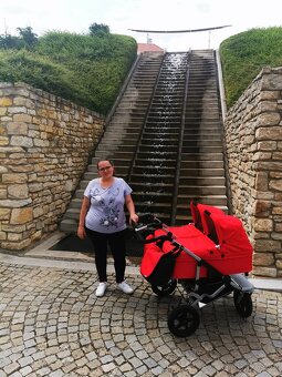 Kočárek po dvojčátkách - 3