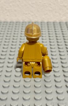 LEGO Zlatá minifigurka hasiče - 3