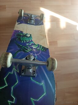 Skateboard černé barvy - 3