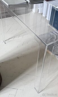 Kartell_transparentní stůl - 3
