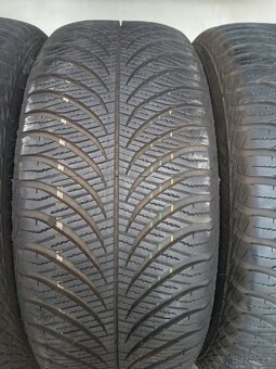 Sada zimních pneu 215/55/17.Goodyear. - 3