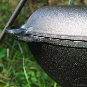 Tatarský litinový kotlík 12 l s poklicí–pánví - 3