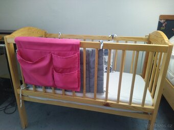 Dřevěná dětská postýlka k posteli s výbavou, perfektní stav - 3